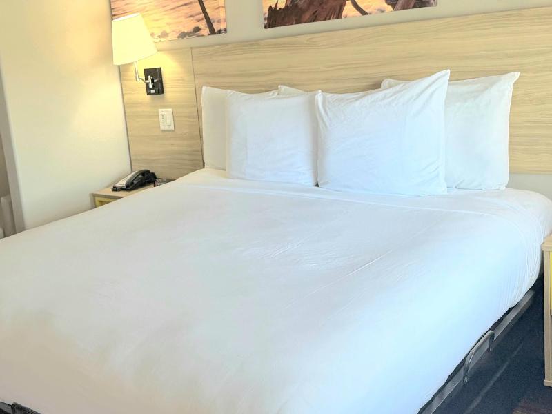 Days Inn &Suites by Wyndham Galveston West/Seawall image