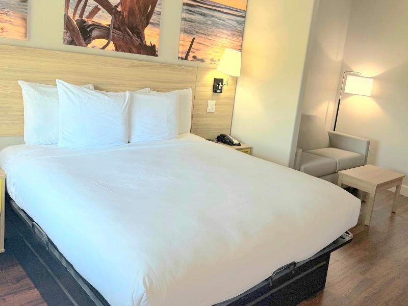 Days Inn &Suites by Wyndham Galveston West/Seawall image