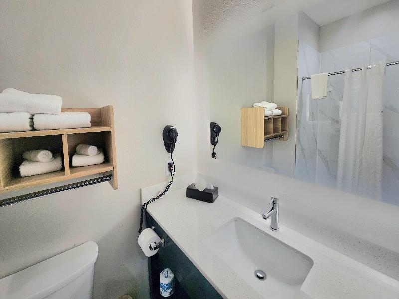 Days Inn &Suites by Wyndham Galveston West/Seawall image