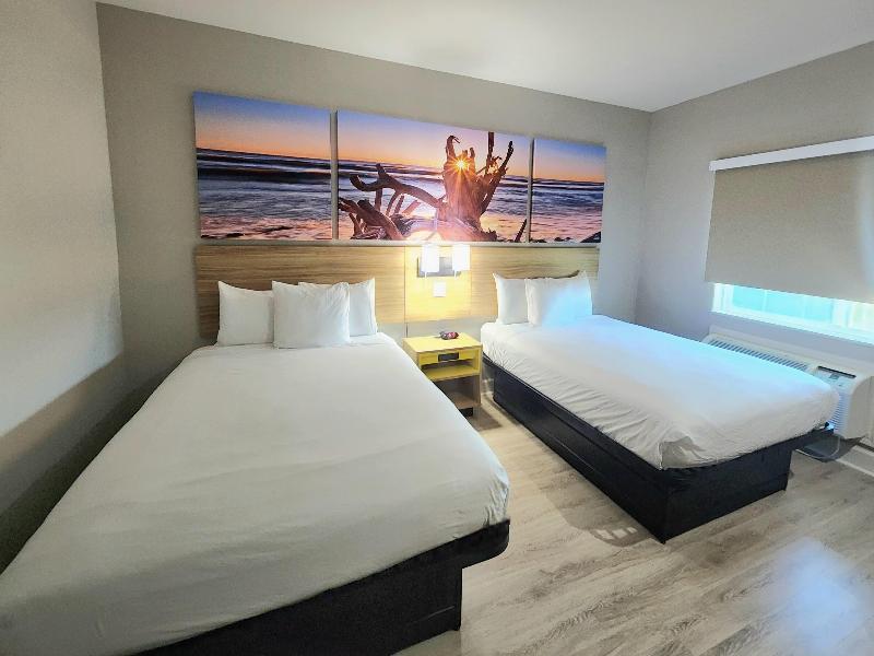Days Inn &Suites by Wyndham Galveston West/Seawall image