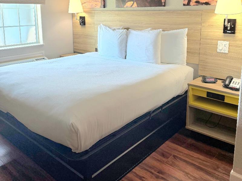 Days Inn &Suites by Wyndham Galveston West/Seawall image
