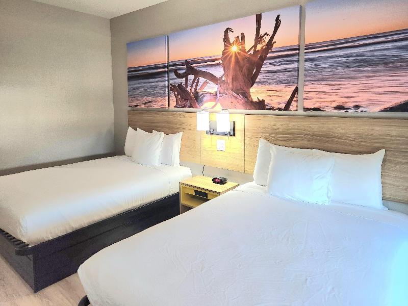 Days Inn &Suites by Wyndham Galveston West/Seawall image