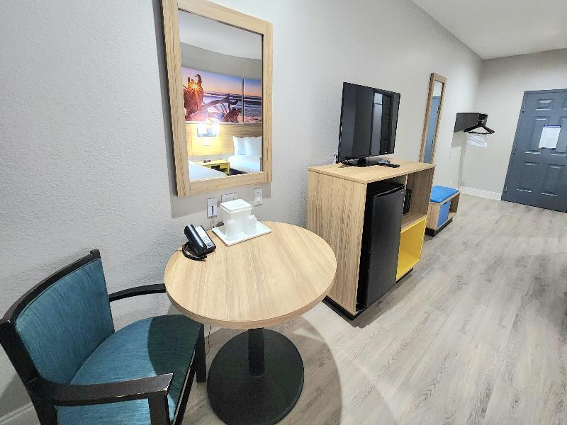 Days Inn &Suites by Wyndham Galveston West/Seawall image