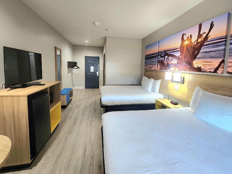 Days Inn &Suites by Wyndham Galveston West/Seawall image