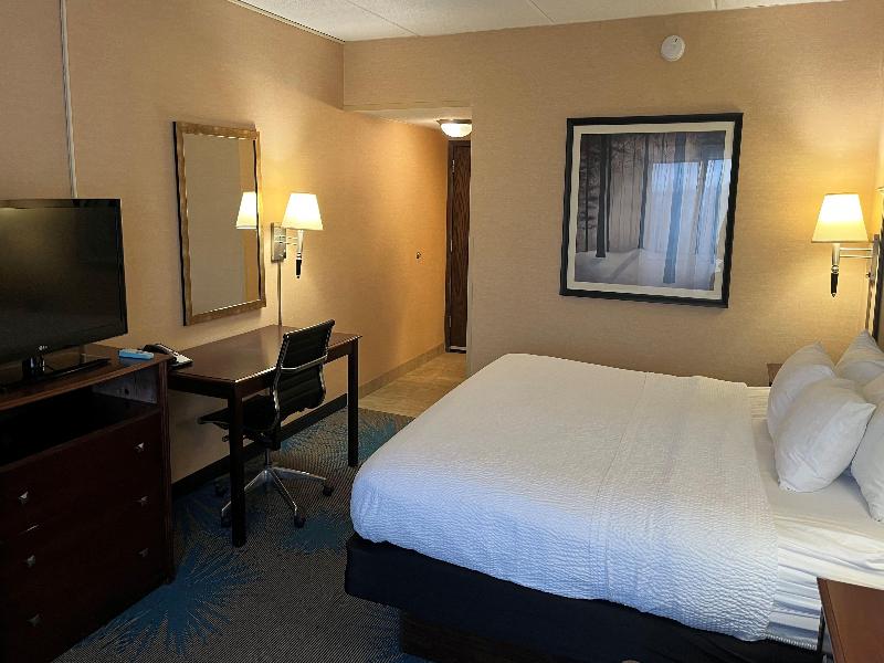 Days Inn By Wyndham Duluth Lakewalk image