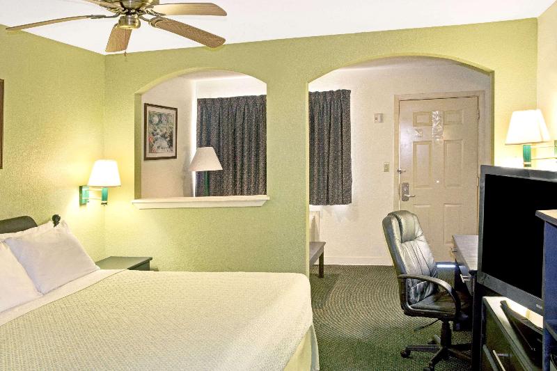 Days Inn by Wyndham El Campo TX