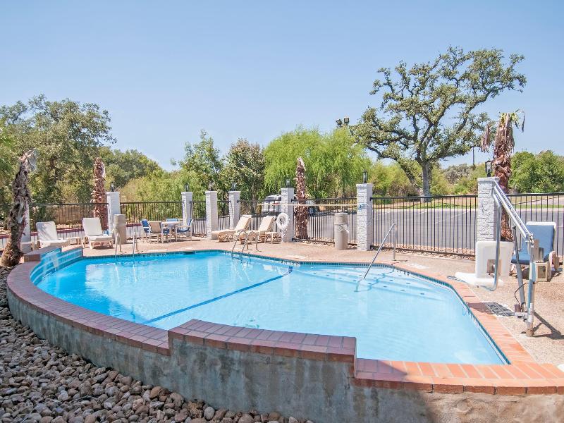 Days Inn Suites by Wyndham San Antonio N/Stone Oak image
