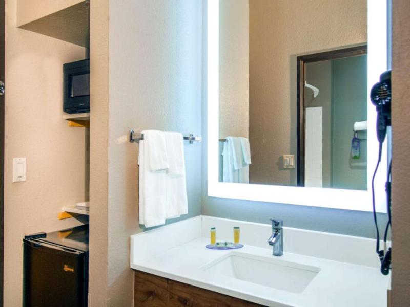 Days Inn Suites by Wyndham San Antonio N/Stone Oak image
