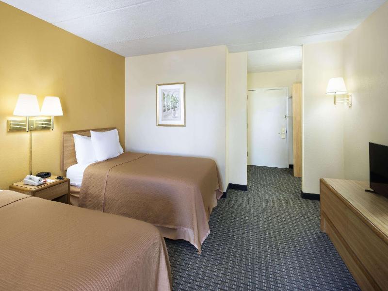 Howard Johnson by Wyndham Newburgh image