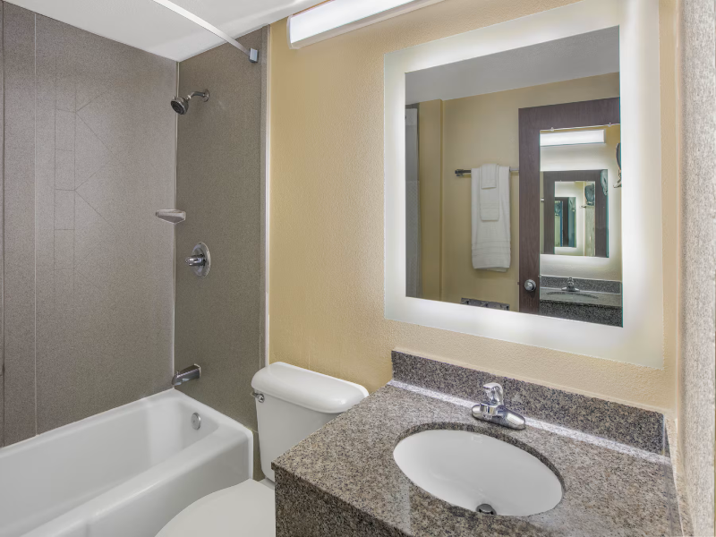 Howard Johnson By Wyndham Oklahoma City Airport Fa image