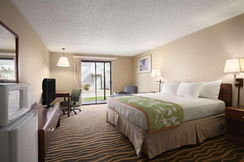 Howard Johnson Hotel & Suites by Wyndham Tacoma
