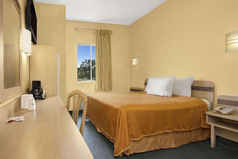 Howard Johnson By Wyndham Tifton image