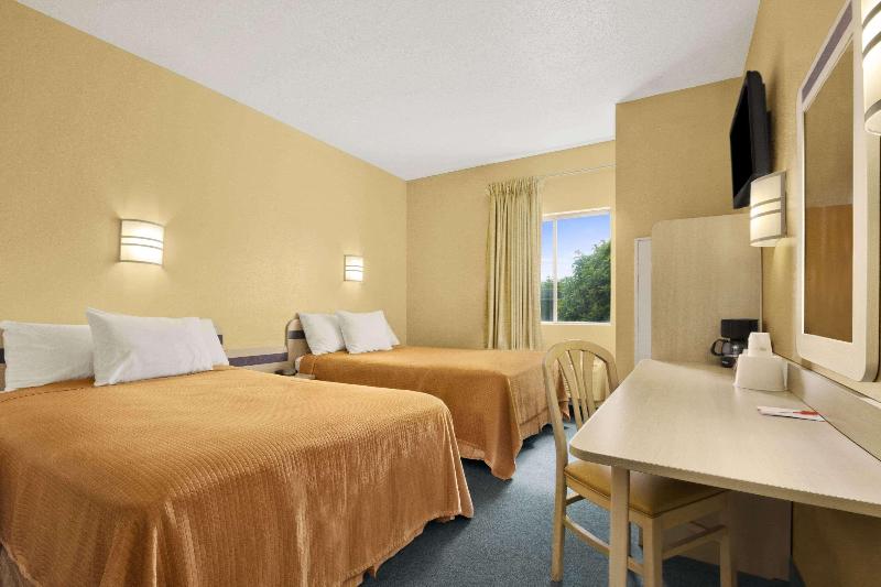 Howard Johnson By Wyndham Tifton image