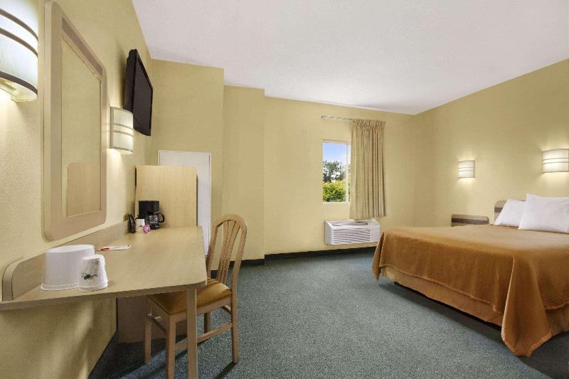 Howard Johnson By Wyndham Tifton image