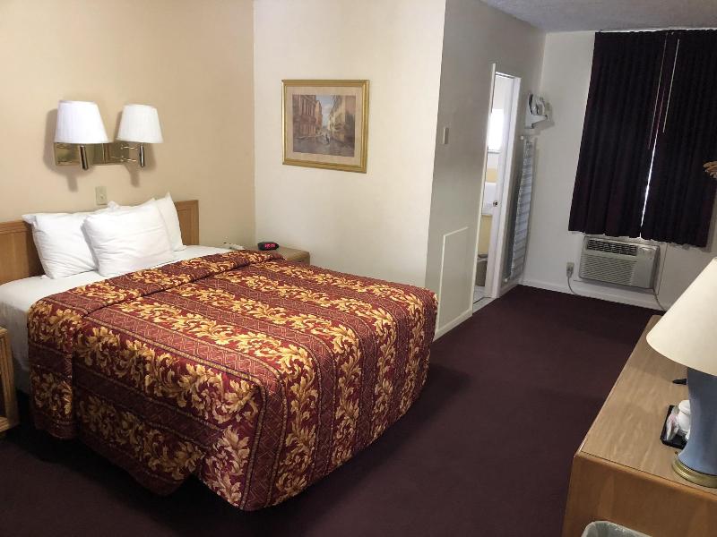 Knights Inn Oswego image