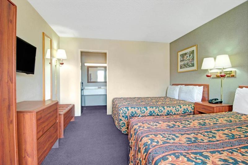 Knights Inn Wheeling — main photo