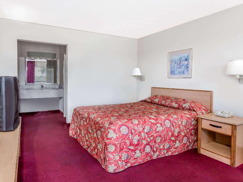 Knights Inn - Fredericksburg image