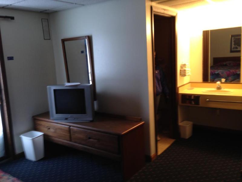 Knights Inn Mackinaw City image