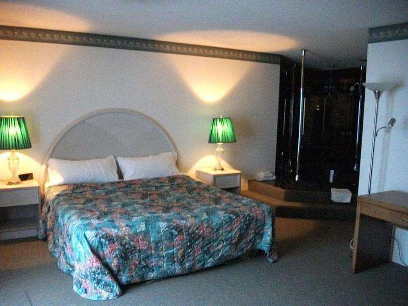 Knights Inn Mackinaw City image