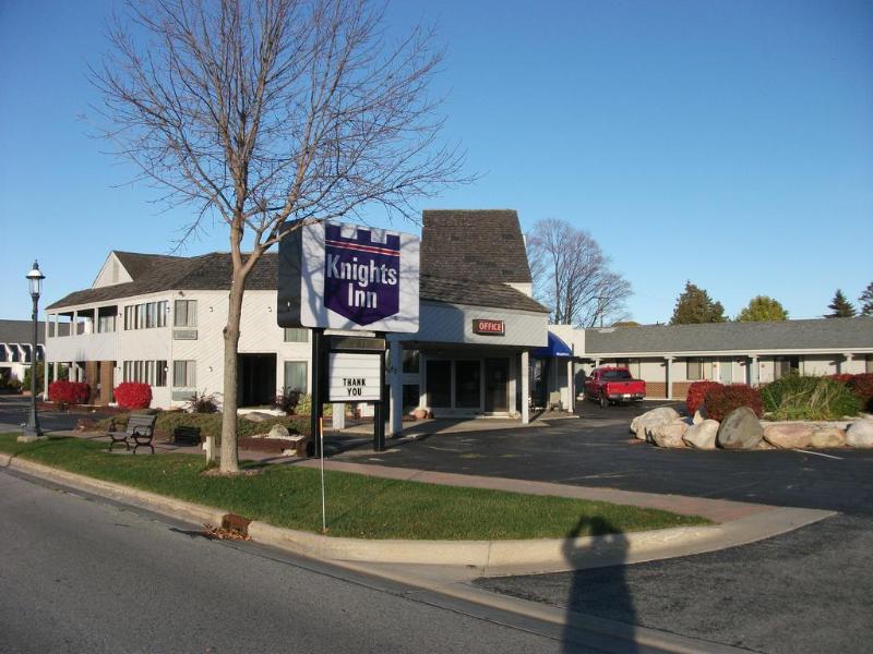 Knights Inn Mackinaw City image