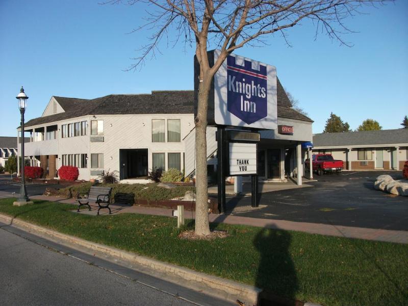 Knights Inn Mackinaw City image