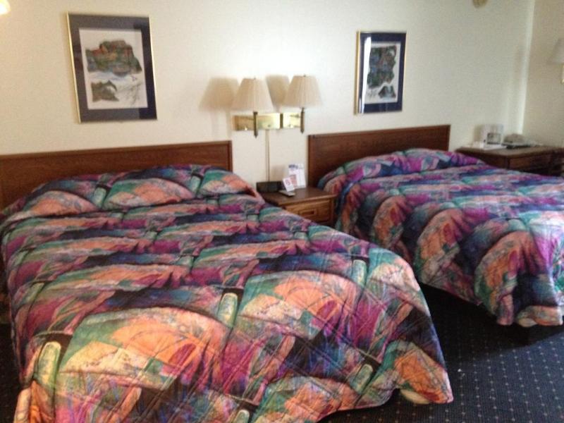 Knights Inn Mackinaw City image