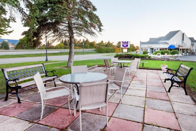 Knights Inn Mackinaw City image