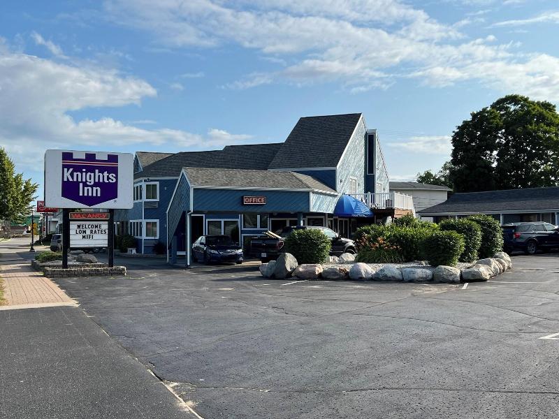 Knights Inn Mackinaw City image