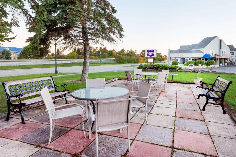 Knights Inn Mackinaw City image