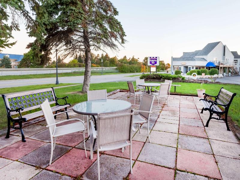 Knights Inn Mackinaw City image