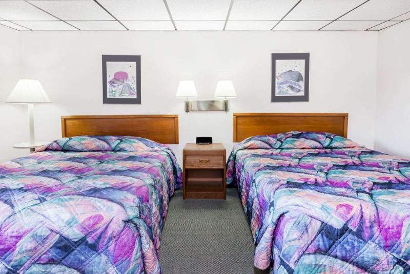 Knights Inn Mackinaw City image