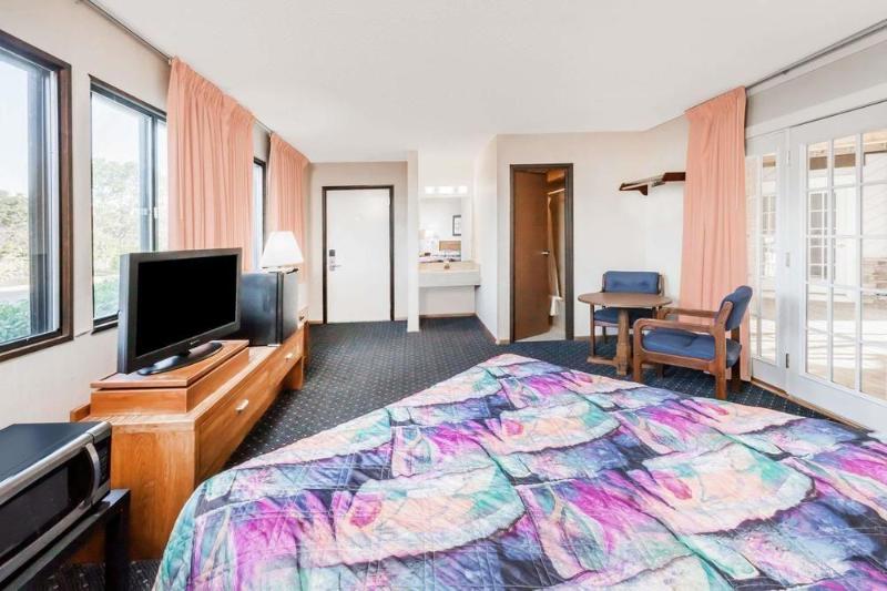 Knights Inn Mackinaw City image