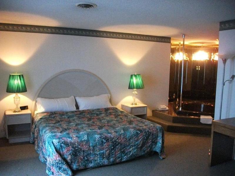 Knights Inn Mackinaw City image