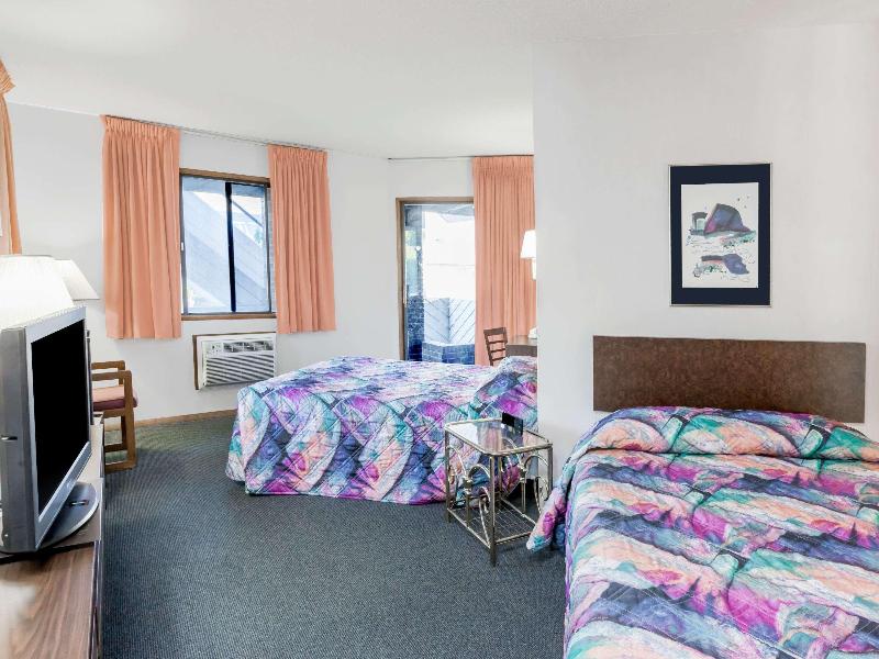 Knights Inn Mackinaw City image