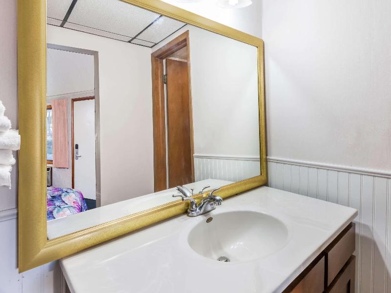 Knights Inn Mackinaw City image