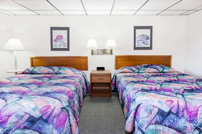 Knights Inn Mackinaw City image