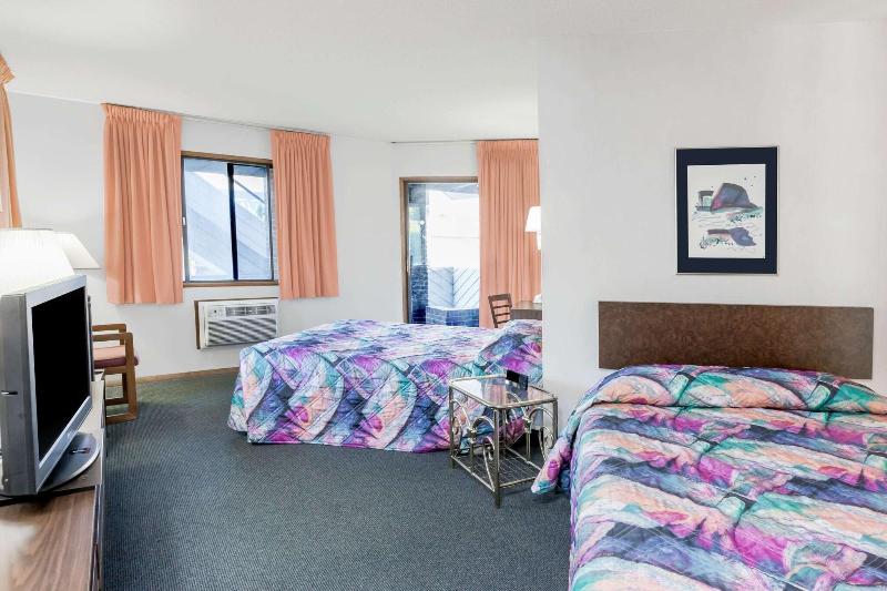 Knights Inn Mackinaw City image