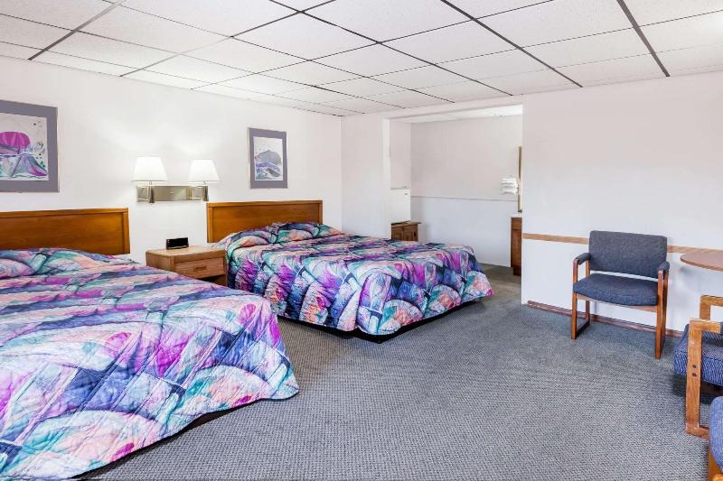 Knights Inn Mackinaw City image
