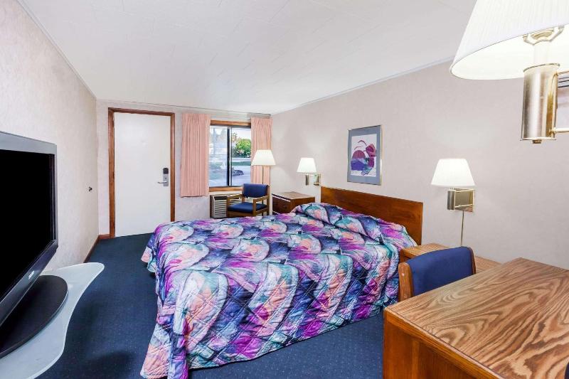 Knights Inn Mackinaw City image