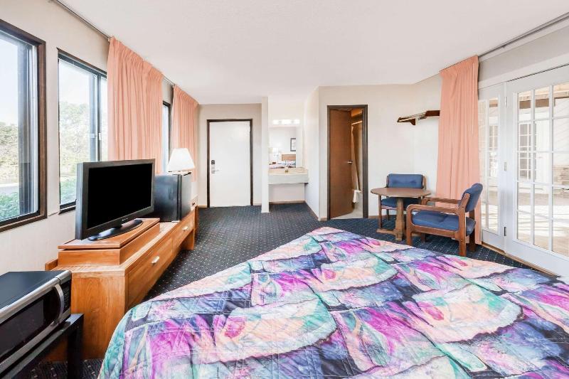 Knights Inn Mackinaw City image