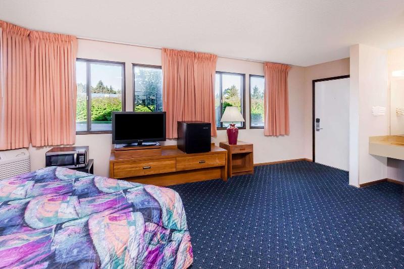 Knights Inn Mackinaw City image