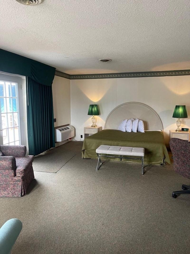 Knights Inn Mackinaw City image