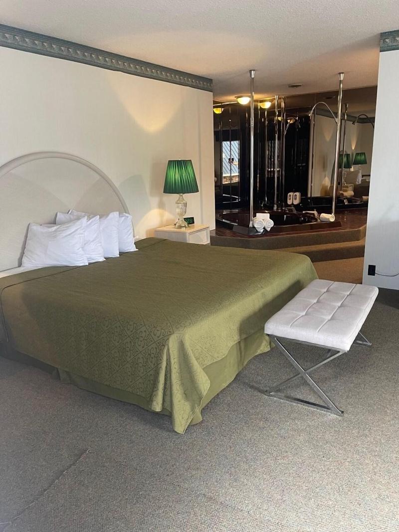 Knights Inn Mackinaw City image