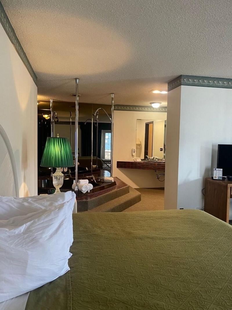 Knights Inn Mackinaw City image