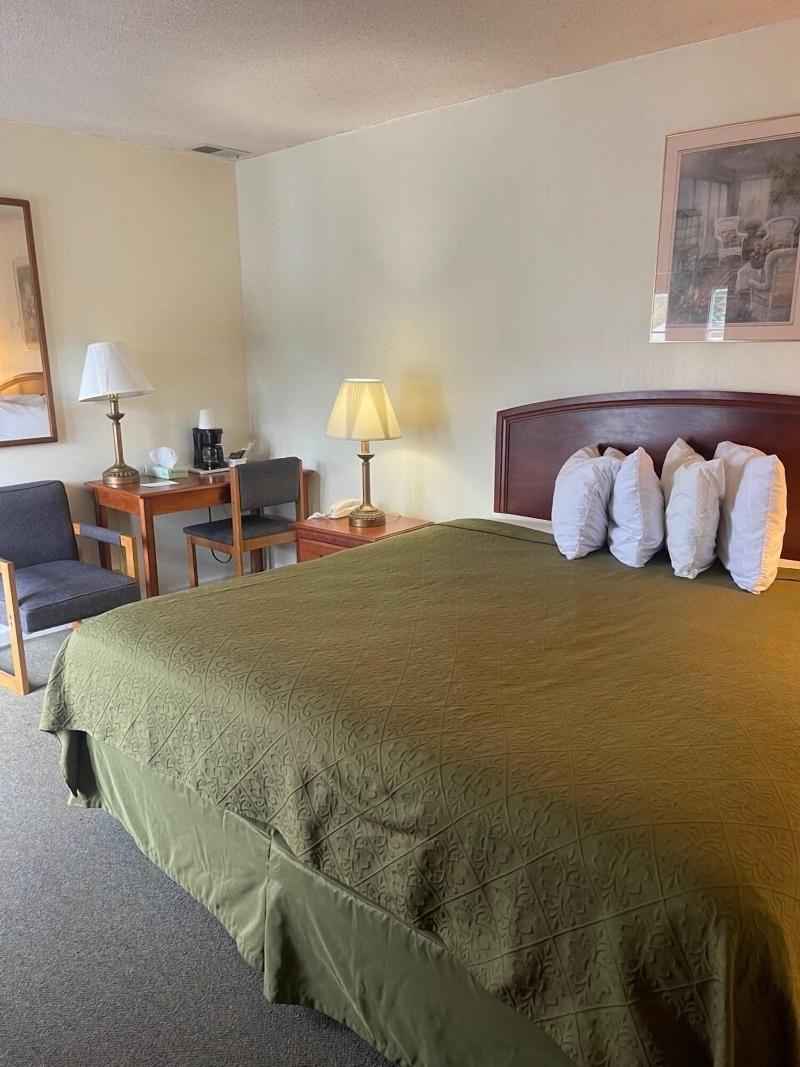 Knights Inn Mackinaw City image