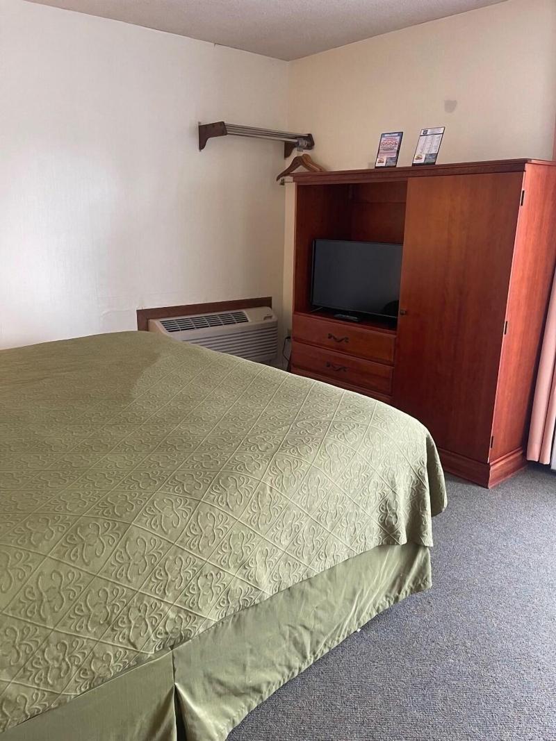 Knights Inn Mackinaw City image