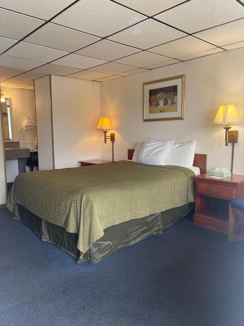 Knights Inn Mackinaw City image