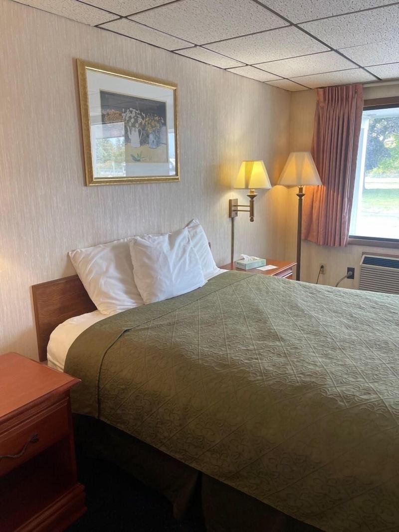 Knights Inn Mackinaw City image