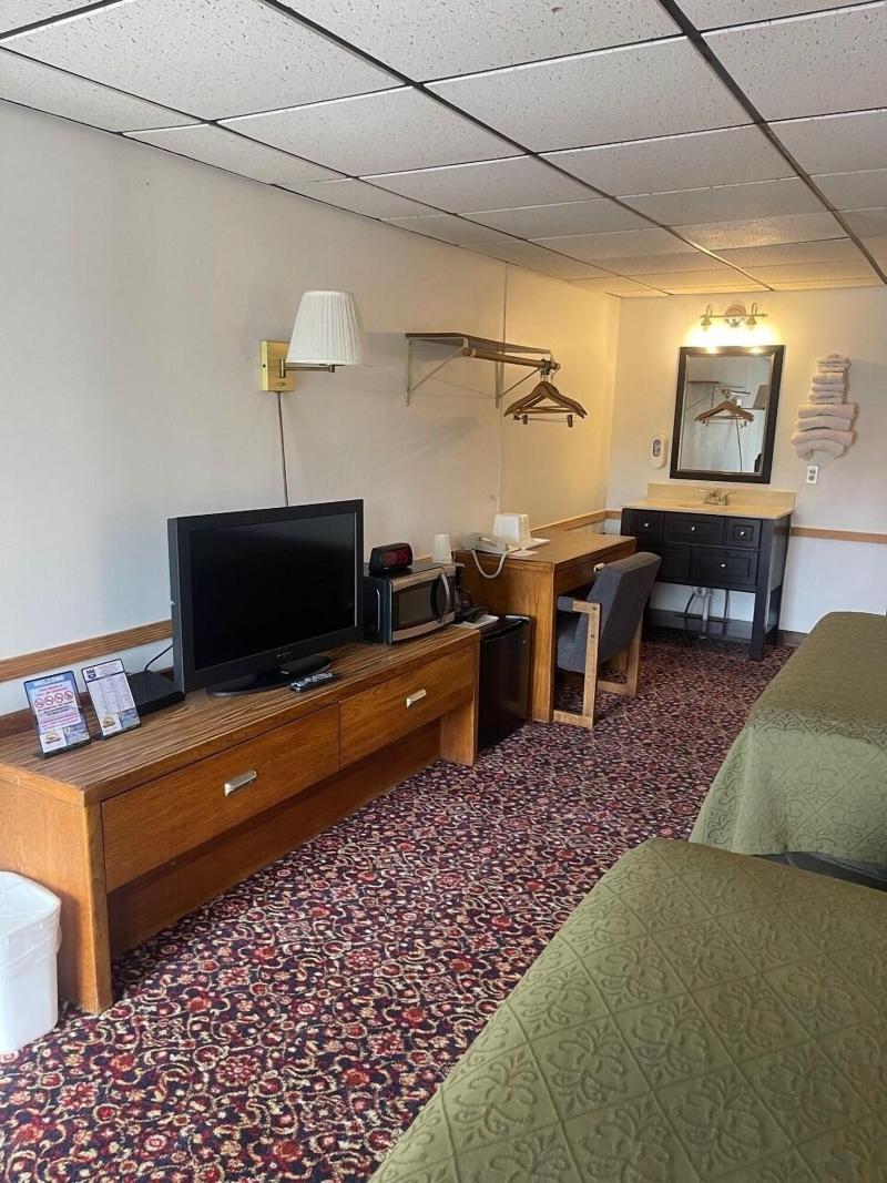 Knights Inn Mackinaw City image