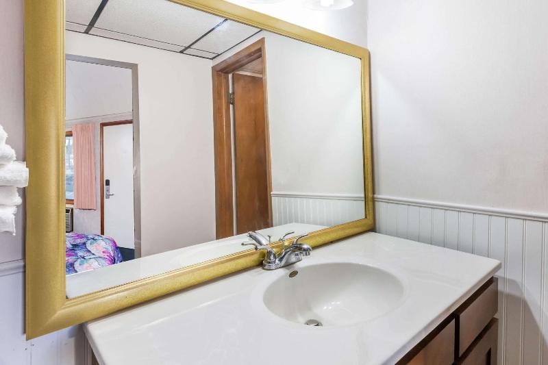 Knights Inn Mackinaw City image